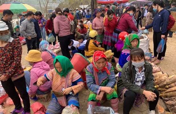 Local people selling agricultural products Bac Ha Fair